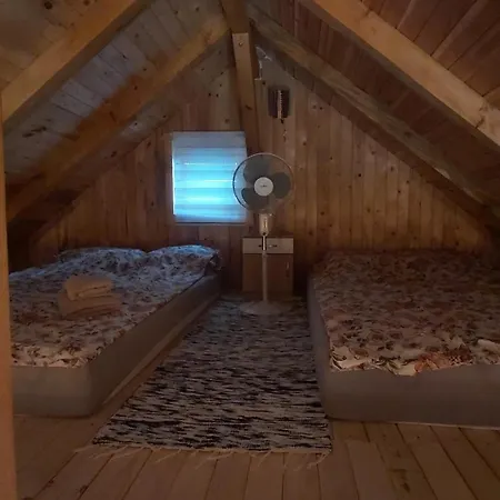 Vikendica Monte بيت للعطل *